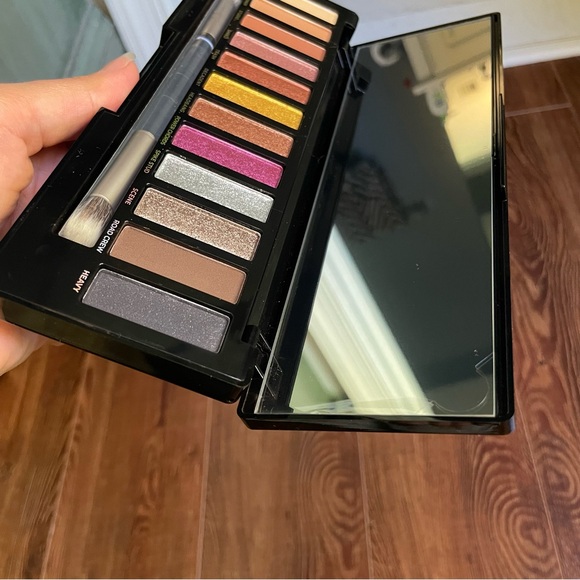 Urban Decay Naked metal mania eyeshadow pallet - Picture 4 of 6